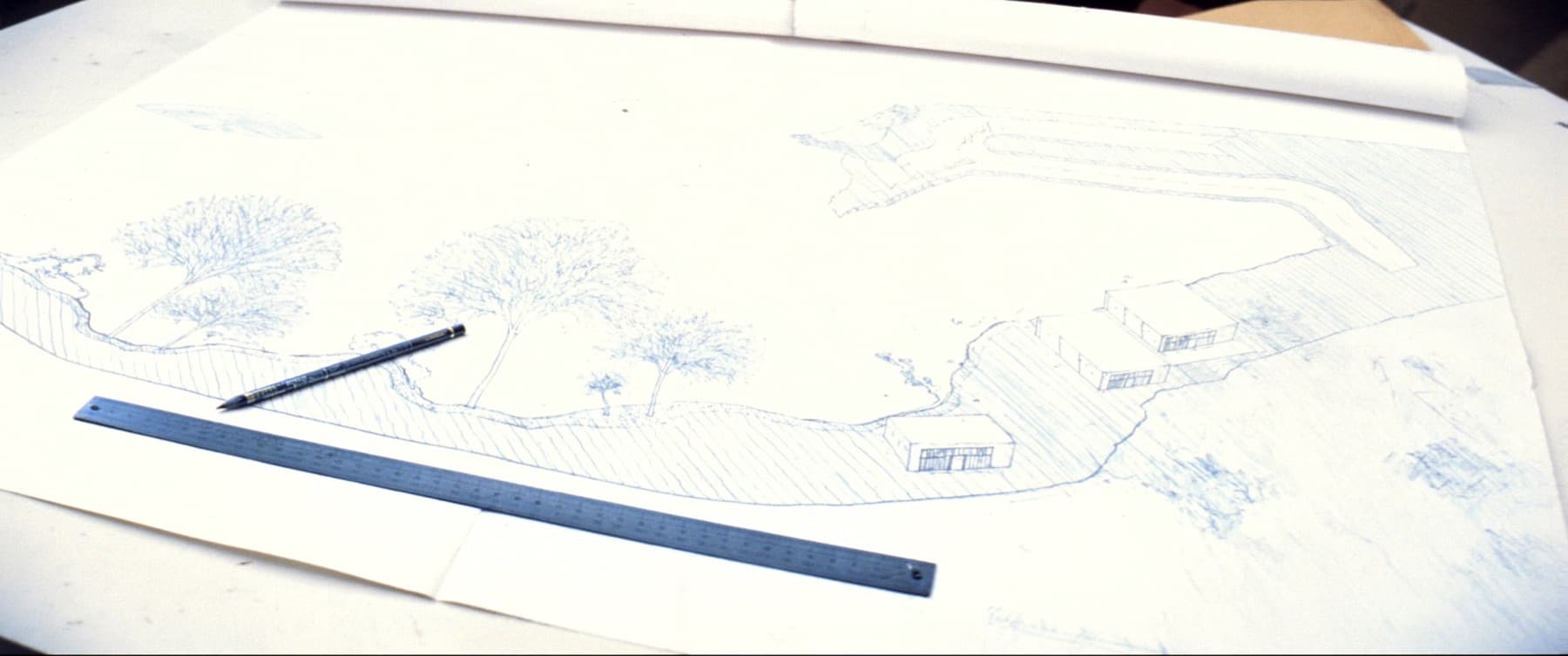 Lageplan mit Lineal und Bleistift auf einem Tisch